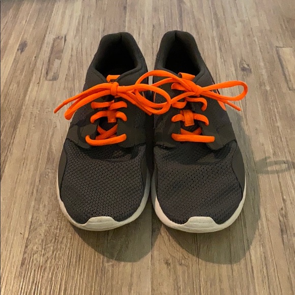 Nike Tennis Shoe Youth Size 5 - Picture 2 of 6